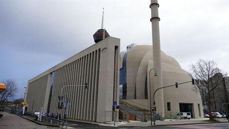 Almanyada cami baskınlarını onaylayan yasa kaldırıldı