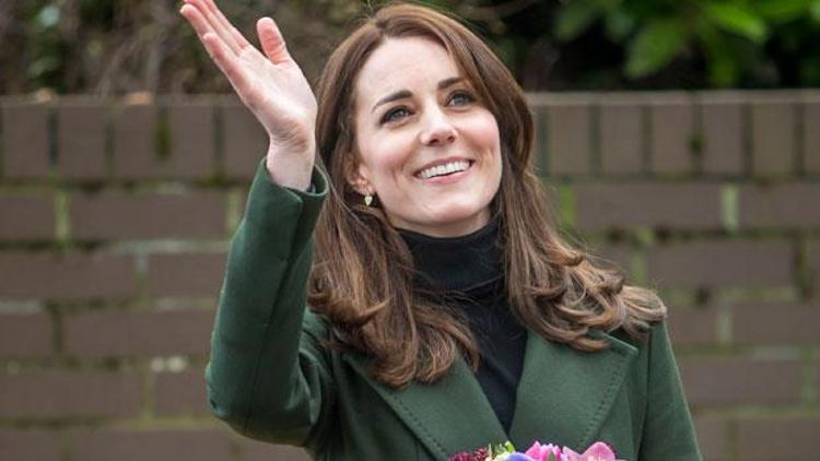 İşin aslı şu ki: Kate Middleton ne giyse yakışmıyor