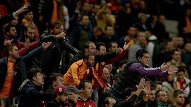 Galatasaray taraftarlarından futbolculara: Adam gibi oynayın