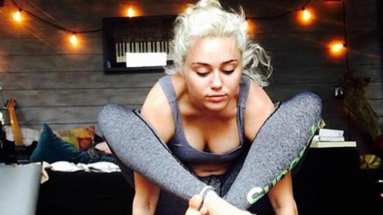 Miley Cyrustan yoga paylaşımı