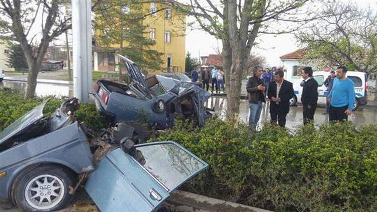 Otomobil ikiye bölündü sürücü yaralı kurtuldu