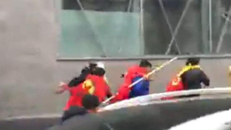 Pariste gösteri yapan Azerbaycan vatandaşlarına, PKK flamalarıyla saldırdılar