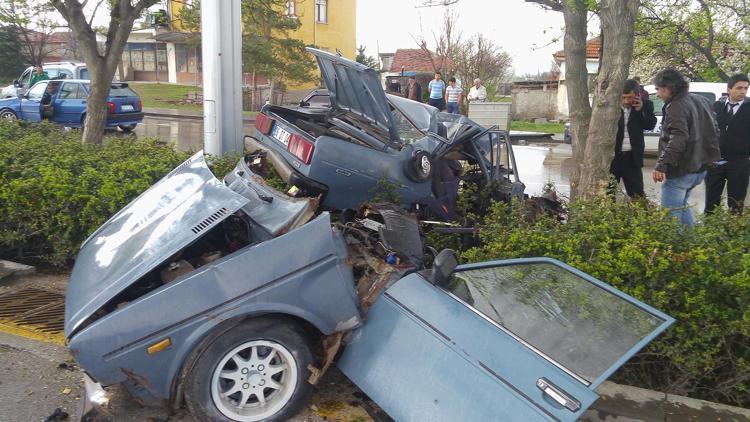 Ağaca çarpan otomobil ikiye bölündü