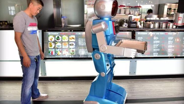 Çinde robot garsonlar dükkan batırdı