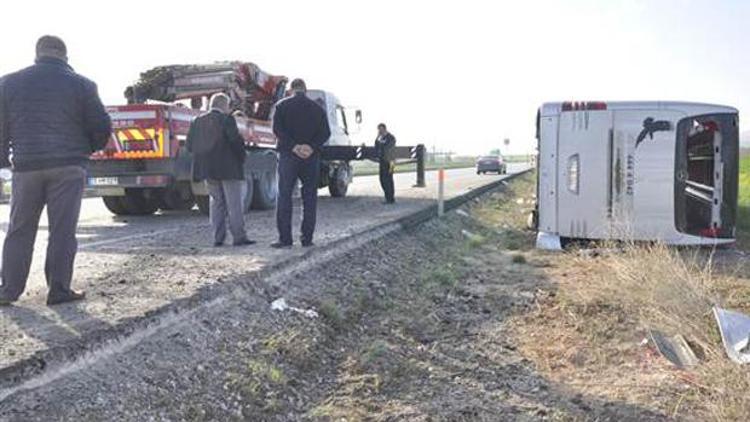 Otobüs şarampole devrildi: 3 ölü, 40 yaralı