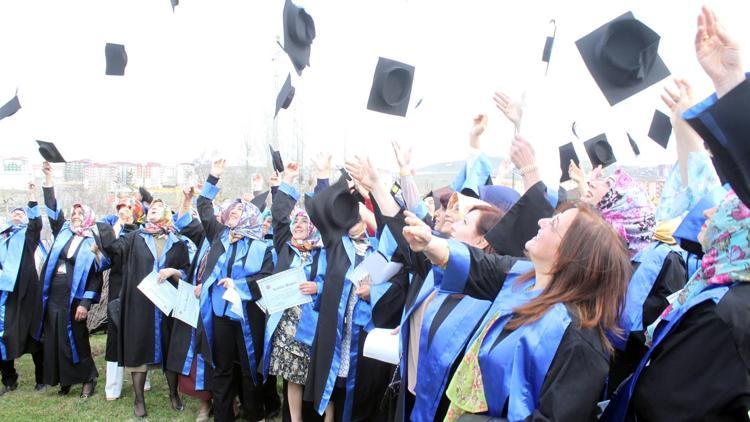 Üniversiteli anneler diploma heyecanı yaşadı