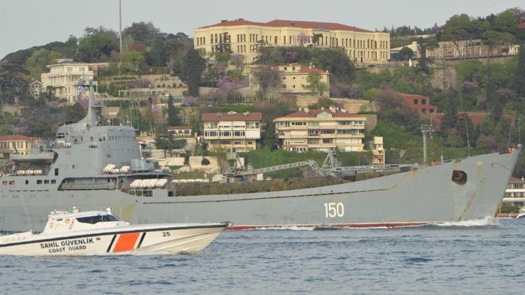 Rus savaş gemisinde kamufle edilmiş askeri araçlar dikkat çekti