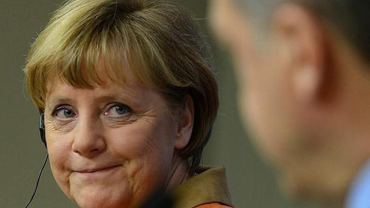 Merkel, Almanyanın Erdoğan şiiri ile ilgili kararını açıkladı