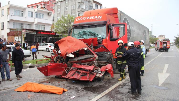 Otomobil iki TIRın arasında kaldı