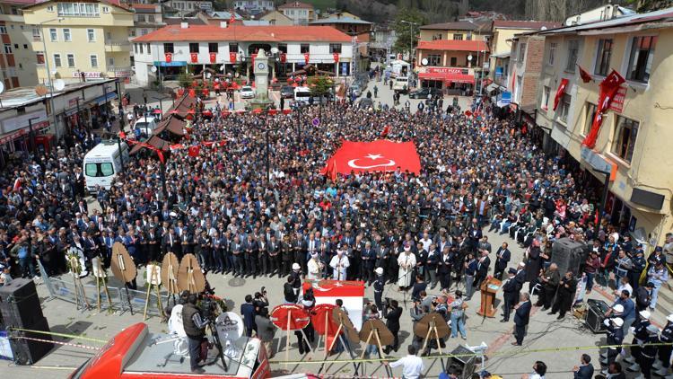 Tüm bir ilçe vali yardımcısının şehit oğlunu uğurladı