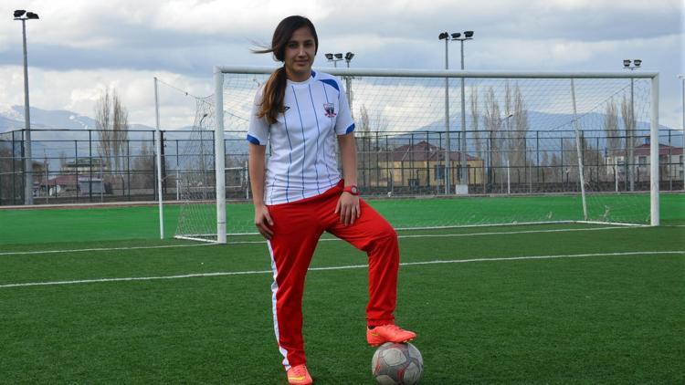 Ayşenur öğretmenin futbol tutkusu