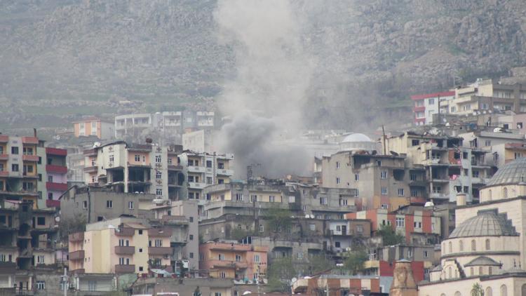 Şırnak’ta PKK’lıların karargah olarak kullandıkları binalar ateş altında