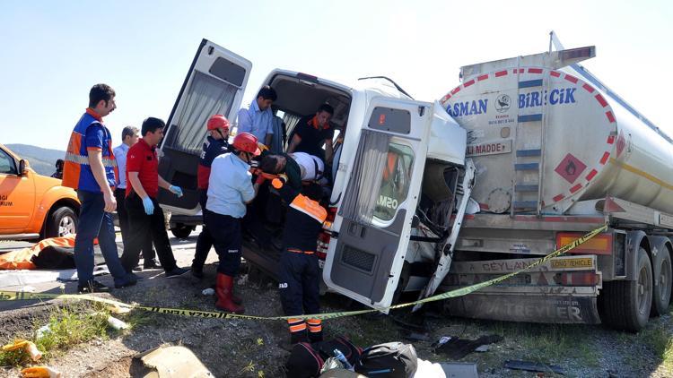 Feci kaza: Yolcu minibüsü tankere çarptı