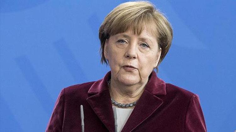 Merkel: Almanyada ibadet anayasal güvence altındadır