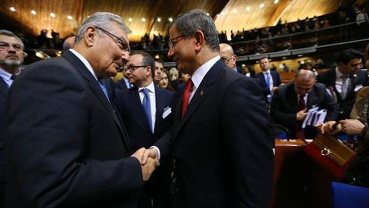 Davutoğlu ve Baykal AKPM Genel Kurulunda el sıkışıp sohbet etti