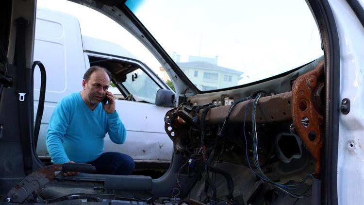 Kaza yapan aracı taksit taksit çaldılar