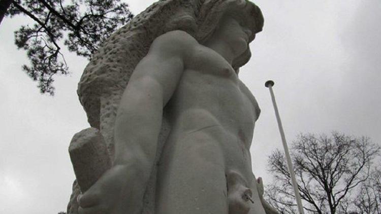 Fransadaki Herkül heykeline çıkarılabilen penis taktılar