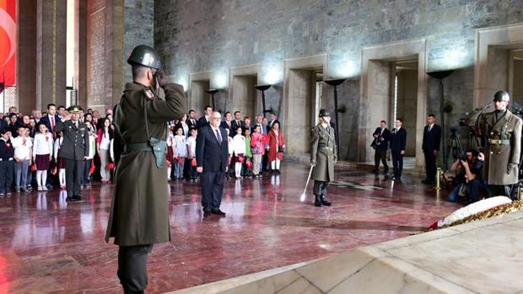 Bakan Avcı, çocuklarla Anıtkabir’i ziyaret etti