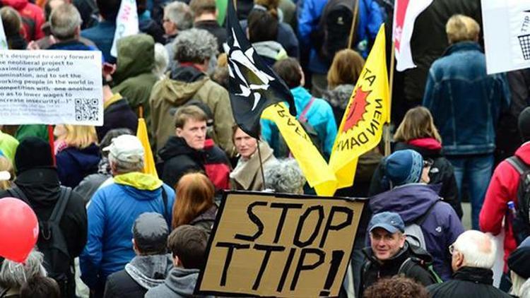 On binlerce kişi TTIP’e karşı yürüdü