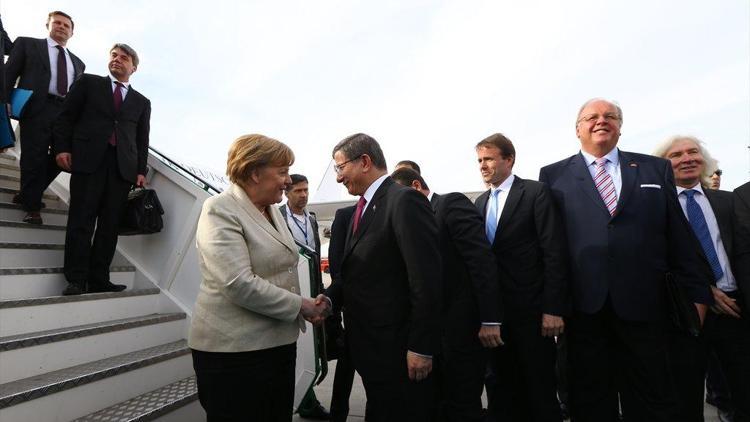 Önce Davutoğlu sonra Merkel indi