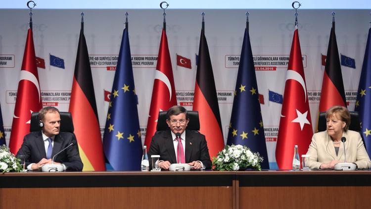 Davutoğlu, Merkel ve Tusk ortak açıklama yaptı