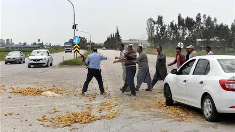 Çiftçilerin eyleminde arbede çıktı, polis havaya ateş açtı