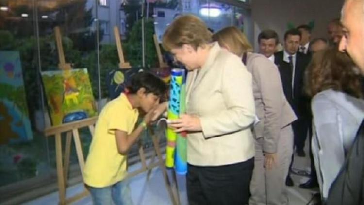 Suriyeli mülteci çocuk Merkelin elini öptü