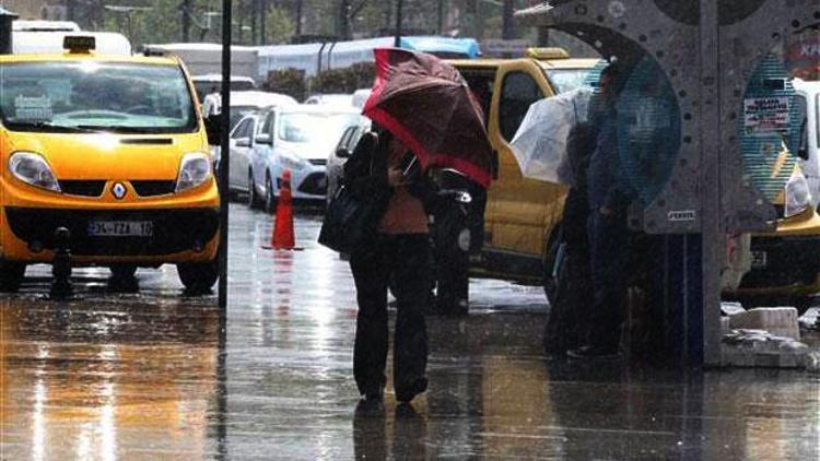 İstanbulu yağmur vurdu, trafik felç