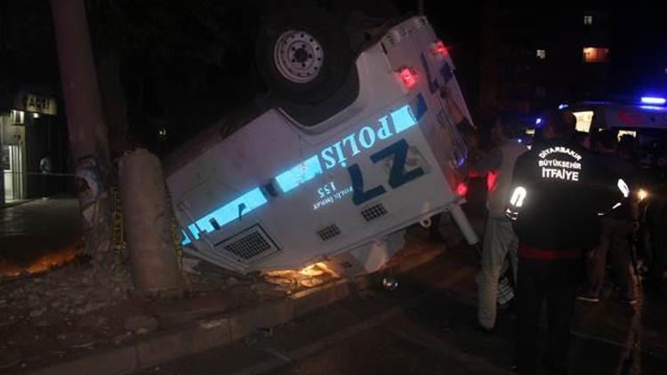 Diyarbakırda zırhlı araç devrildi: 3 polis yaralı