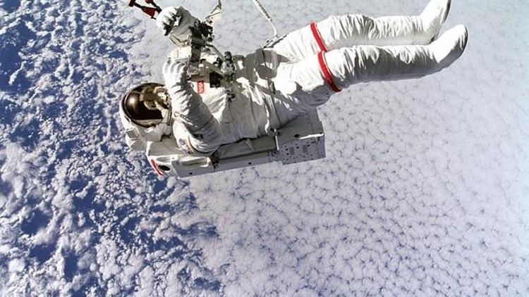 Uzay yürüyüşü sırasında bağlantısı kopan bir astronot kurtarılabilir mi