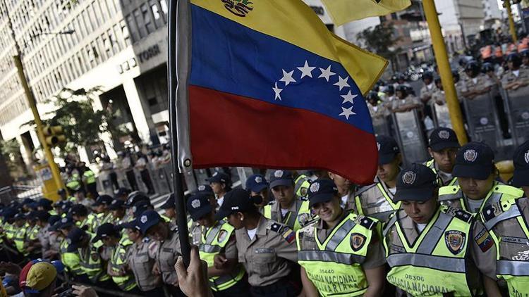 Venezuelada kamu çalışanlarına haftada 5 gün izin