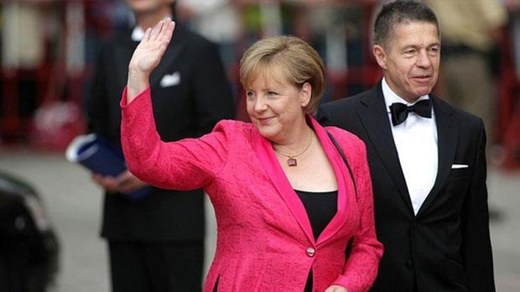 Merkelin eşi Türkiyede kongreye katılacak
