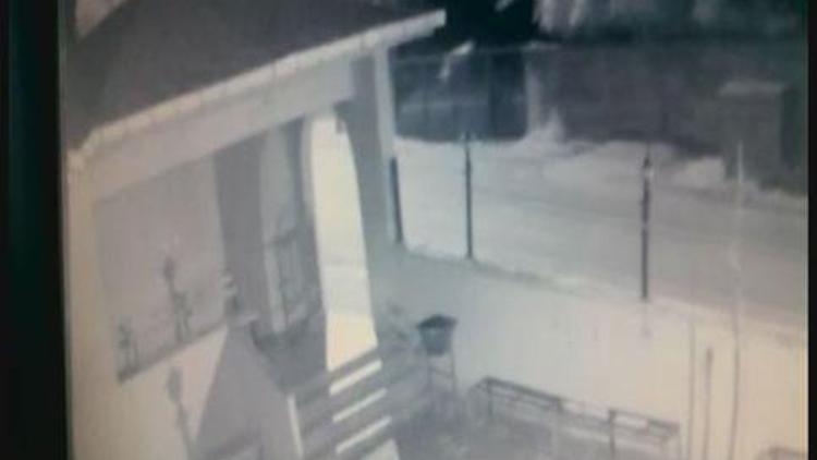 Zonguldakta 2 hırsız erkek olarak girdikleri evden kadın kılığı ile çıktı