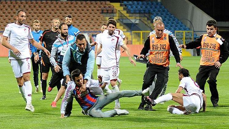 Karabükspor-Elazığspor maçında Tolga Özkalfaya saldırı