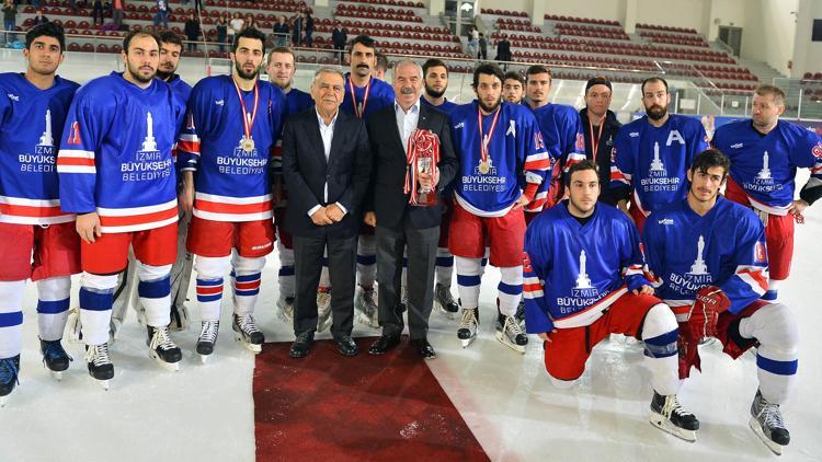 İzmir Büyükşehir Belediyesi Buz Hokeyi Takımından büyük başarı