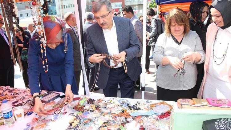 Okul yaptırmak için kermes açtılar