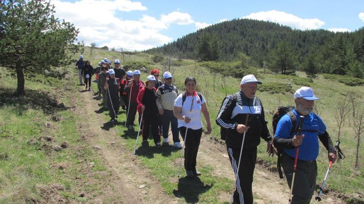 Beyaz bastonlarla doğa yürüyüşü