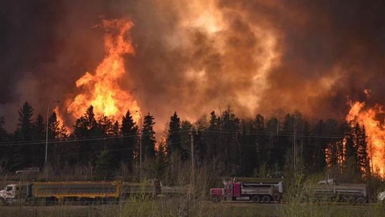 Kanadada Fort McMurray şehri alevler altında