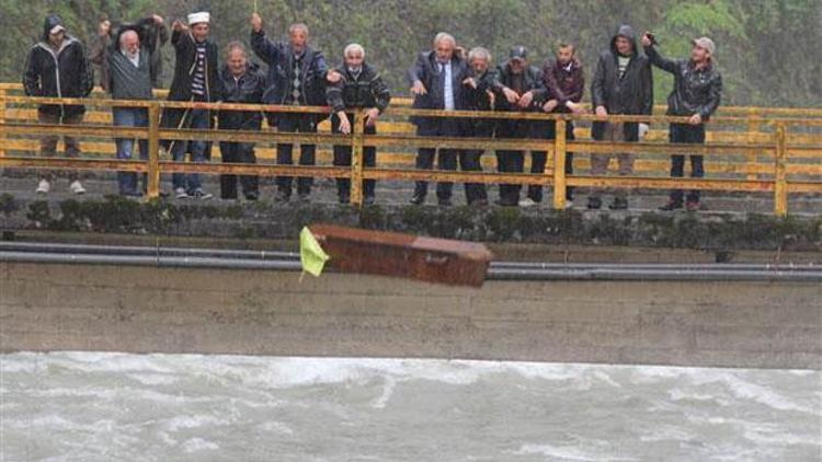 Rizede ilginç protesto: Tabutu böyle fırlattılar