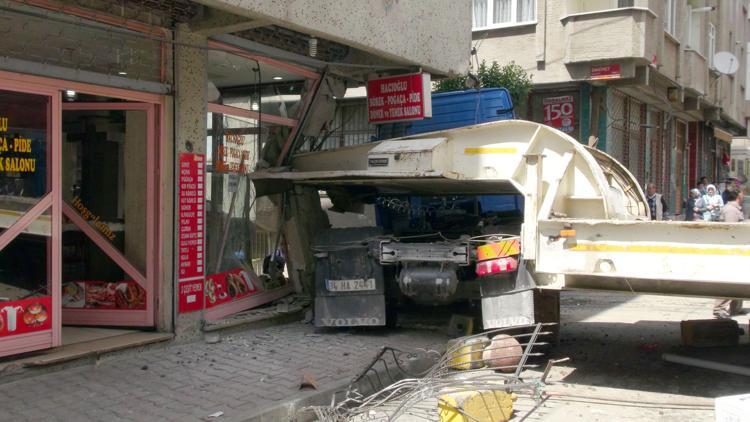 Freni boşalan TIRı börekçi durdurdu