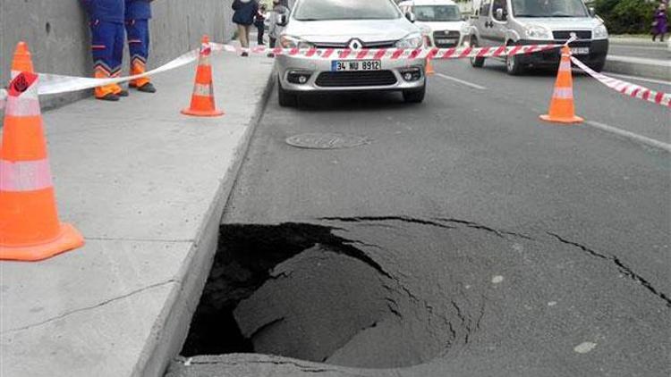 Sabah kâbusu: Yol çöktü, trafik felç