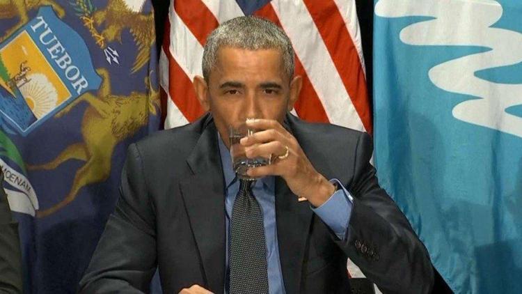 Obama ‘kurşunlu’ su içti
