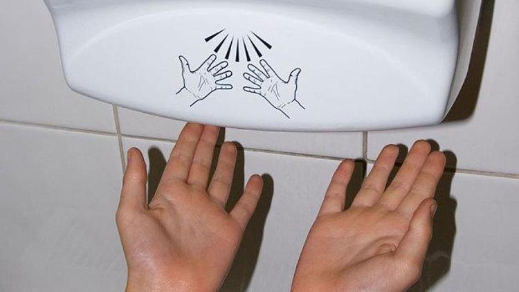 Bir dahaki sefere elinizi makinede kurutmadan önce iki kez düşünün