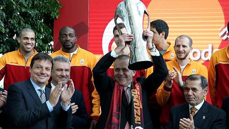 Galatasaray, kupayı sponsoruna götürdü