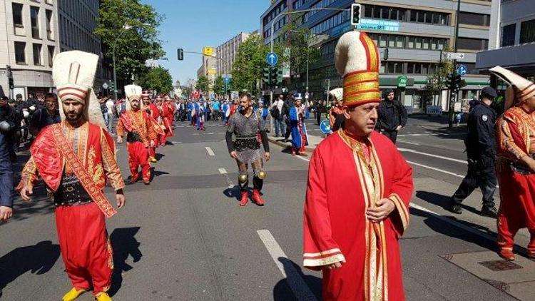 Almanyada mehter yürüyüşüne polis müdahalesi