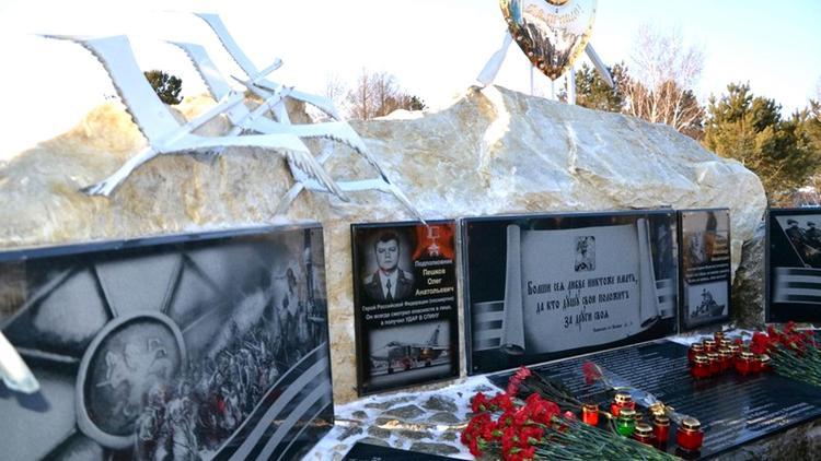 Rus pilot Oleg Peşkovun Sibiryadaki anıtına çirkin saldırı