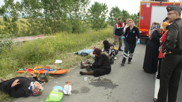 Çanakkalede tur otobüsü devrildi: Ölü ve yaralılar var