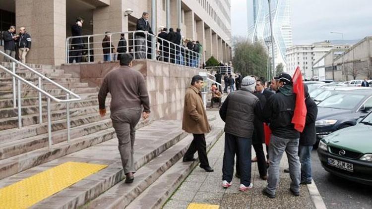 İş adamı boşanmak isteyen eşini adliyede jiletle doğradı