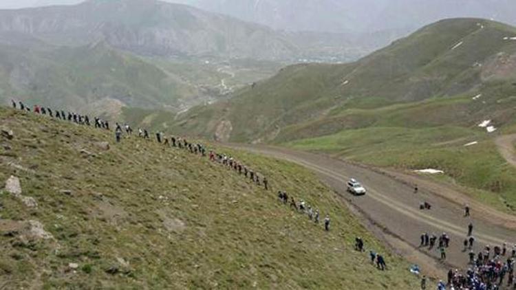 Hakkari’de gençlerden doğa yürüyüşü