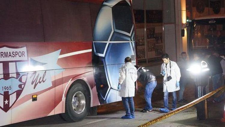Takım otobüsüne İstanbulda otelin önünde  silahlı saldırı